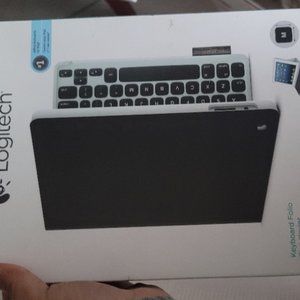 NEW  Logitech keyboard Folio 920-005460 w/ bluetooth New for Ipad 2